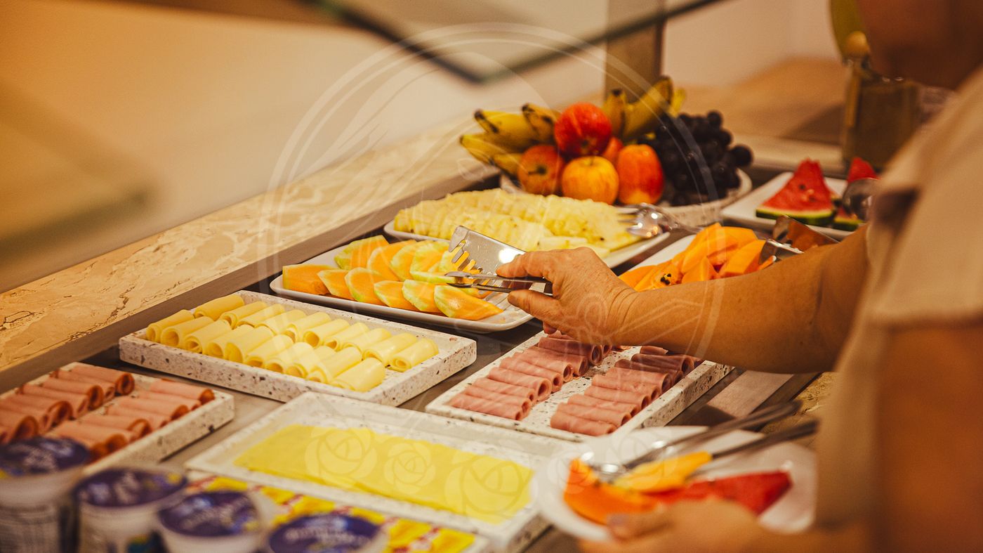 Buffet de café da manhã com frutas, queijo e presunto